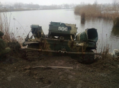 Военный тягач рухнул в реку на Кубани
