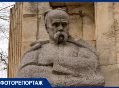 В Краснодаре осквернили памятник Тарасу Шевченко надписями об Украине и наркотиках