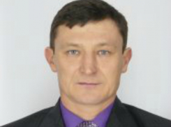 Глава кубанского поселения взял на работу родственницу и потратил 150 тысяч на служебную машину