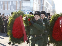 В Краснодаре возложили цветы на площади Памяти Героев