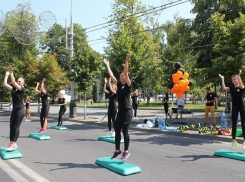 Зарядку и фитнес-танцы проведут в Краснодаре на выходных