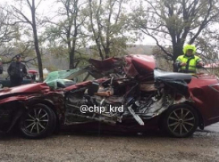 Мужчина разбился насмерть при столкновении с КамАЗом на Кубани