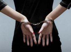 В Краснодаре девушка похищала верхнюю одежду и телефоны посетительниц ночного клуба 