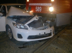 В Краснодаре трамвай протаранил и протащил по рельсам легковушку 