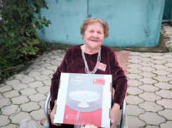 Ветеран ВОВ приняла поздравления со 102-летием от депутата Андрея Анашкина