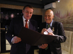 Николай Дроздов получил из рук мэра Анатолия Пахомова знак «Признание и почет сочинцев»