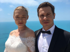 Оксана Акиньшина и Павел Деревянко сыграли свадьбу на обрыве в Геленджике