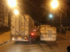 «Утром было бы веселее»: в Новороссийске с полуприцепа слетел контейнер