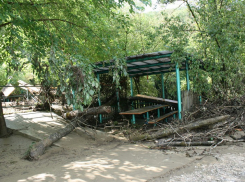 Последствия залпового ливня в Сочи: реки вышли из берегов, погибли люди