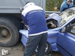 В Тимашевске женщина на иномарке погибла после столкновения с припаркованным ЗИЛом
