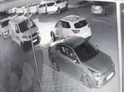  Мужчина с топором накинулся на машину, которая стала на «зебре» в Краснодаре 