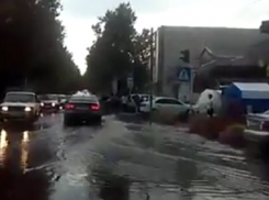 В Кореновске центр ушел под воду из-за сильного дождя 