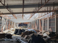 Незаконный ангар сносят в микрорайоне Репина в Краснодаре 