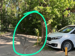 «Во дворе гуляют дети!»: краснодарец жалуется на провисающий кабель в ЮМР