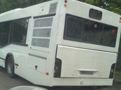 В Краснодаре автобус провалился в яму