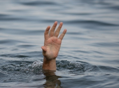 В Сочи пенсионер оказался в море во время прогулки на лодке