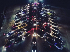 Краснодарские автомобилисты выстроили из машин новогоднюю елку с вертолетом вместо звезды