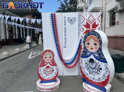 Украшения, напитки и сувениры: на краснодарском Арбате развернулась торговля с элементами «русского кода»