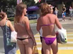 Бюстгалтер и стринги - в Анапе не «заморачиваются» в чем ходить по улицам