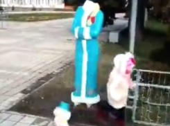 Безголовая Снегурочка едва не прибила девочку в Новороссийске