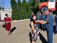 На Кубани спасатели наградили медалью 18-летнюю девушку за спасение сестры
