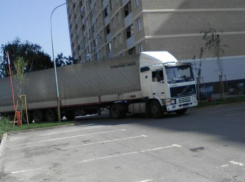  Будете перегораживать дорогу гробами: Жителям ЖК «Южный парк» в Краснодаре посыпались угрозы за закрытый проезд 