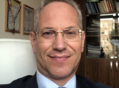 «Животные с бананом»: преподаватель КубГУ обматерил курьера в facebook из-за Донбасса