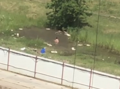 Юные краснодарцы устроили «заплыв» в гигантской луже возле стройки