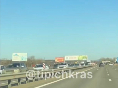 На трассе М-4 «Дон» в районе Горячего Ключа собралась пробка в 8 километров 
