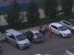 Трое голых мужчин устроили погром в сквере Краснодара 