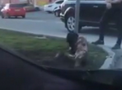 «Одержимую» полуобнаженную девушку, валяющуюся в грязи, сняли на видео в Краснодаре