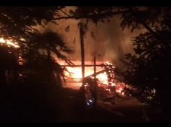  Баня и дом на базе отдыха сгорели в Сочи: есть пострадавшие 