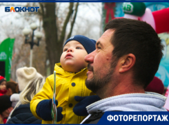 Проделки Бабы-Яги и шутки скоморохов: как Дед Мороз поздравил детей Краснодара
