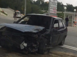 В Сочи жесткое ДТП попало на видео: «девятка» на полной скорости врезалась в «Ниссан»