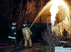 Пожар в Туапсе: сгорели два строительных вагончика