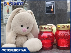 Краснодарцы несут к мемориалу игрушки и цветы в память о погибших в теракте