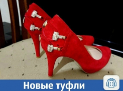 Новые красные туфли продаются в Краснодаре