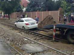 В Краснодаре полоумный водитель иномарки «встал на рельсы»