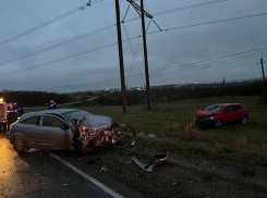 В Краснодарском крае пострадали двое детей легковушки в ДТП на встречке