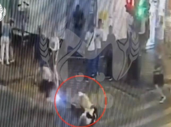 В центре Краснодара самокатчик сбил няню с малышом на руках