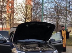 Священника застукали во время таинственных обрядов с BMW на территории церкви в Краснодаре