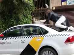 Цвет настроения «синий»: Краснодарец бросался на капоты, а сочинка «в перьях» прыгала по крышам авто