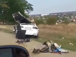 «Страшно даже смотреть»: в Крымске «легковушка» залетела под Тонар