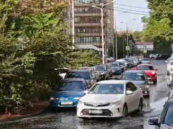 В квартирах краснодарцев 11 дней нет горячей воды, зато затопило улицы