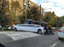  В Краснодаре лимузин застрял на трамвайных путях 