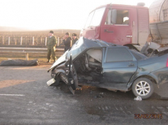 На Кубани «Лада» попала под КамАЗ, погиб один человек 