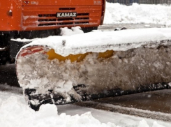 На уборку снега с дорог Краснодара выехало 26 машин 