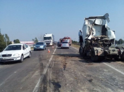 После аварии в Краснодаре водителя фуры увезли в реанимацию