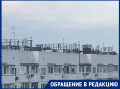 В Краснодаре подростки с палками устроили опасные игры на крыше 16-этажки