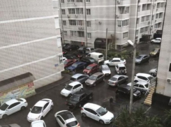  Во дворах Краснодара образовались пробки 